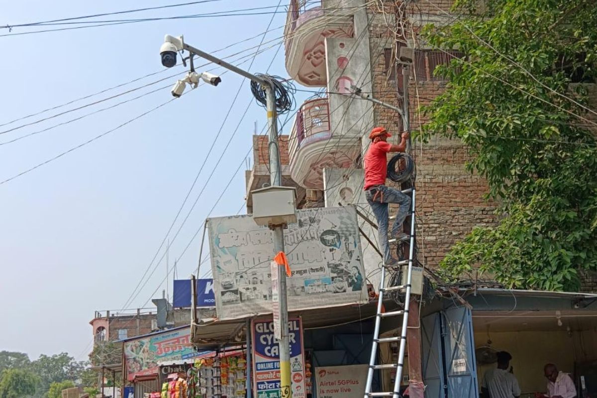 वैशाली में खबर का असर: महुआ में खराब पड़े CCTV कैमरों की मरम्मत शुरू