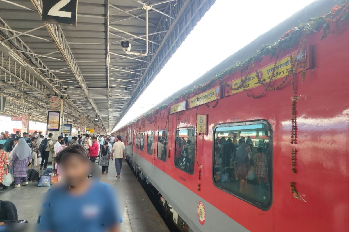 छपरा-आनंद विहार स्पेशल ट्रेन पहले ही दिन 6:30 घंटे लेट पहुंची, यात्रियों का मुफ्त सफर परेशानी में बदला
