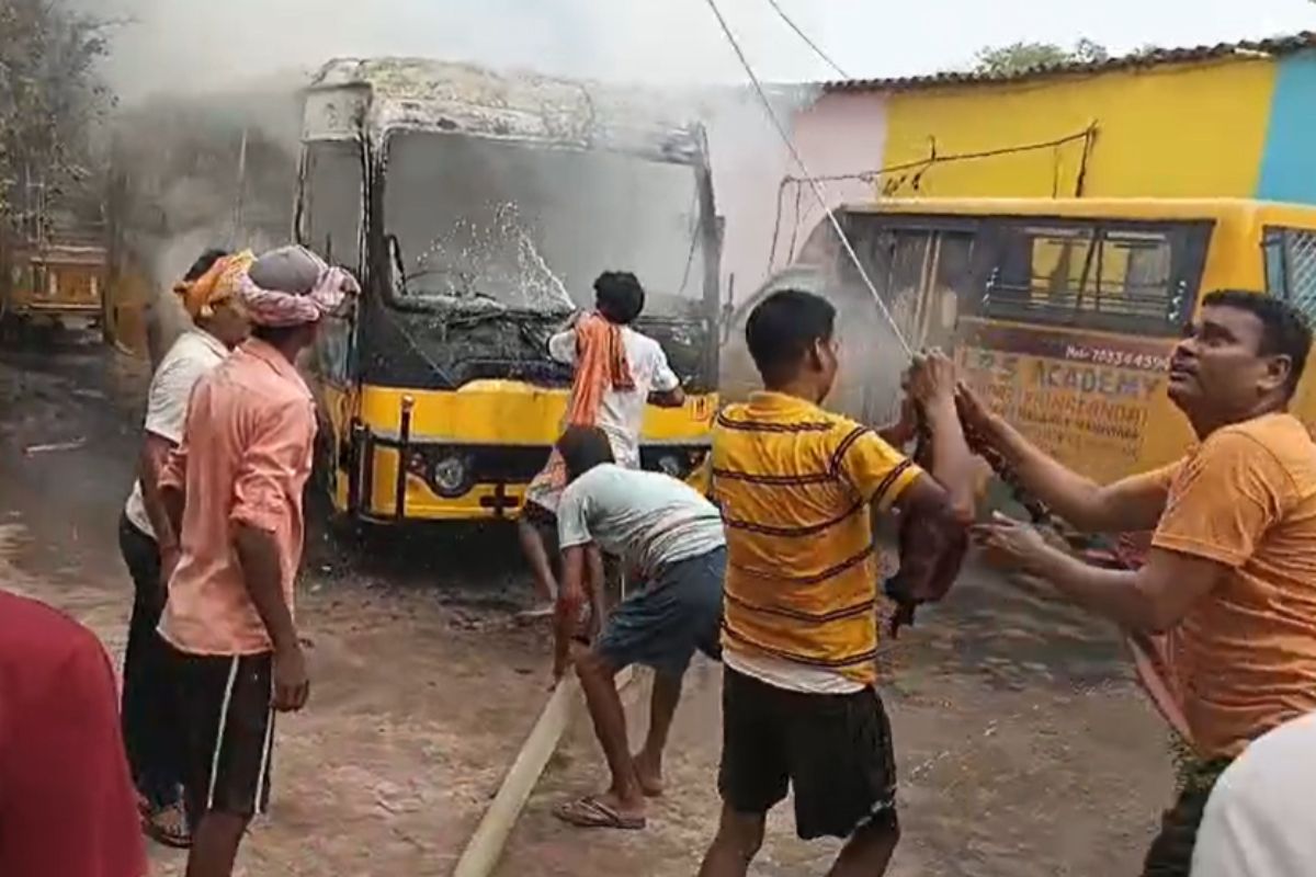स्कूल कैंपस में अचानक धू-धू कर जली बस, बिहारशरीफ में बड़ा हादसा, दमकल की टीम ने संभाला मोर्चा