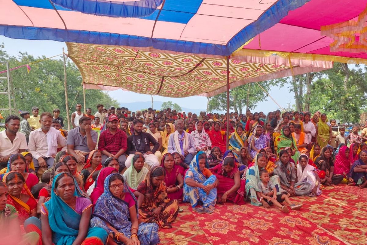 चटकरी गांव पहुंचे विधायक विमल राजवंशी, शिक्षा, स्वास्थ्य और आधारभूत सुविधाओं को लेकर ग्रामीणों ने विधायक से की मांग