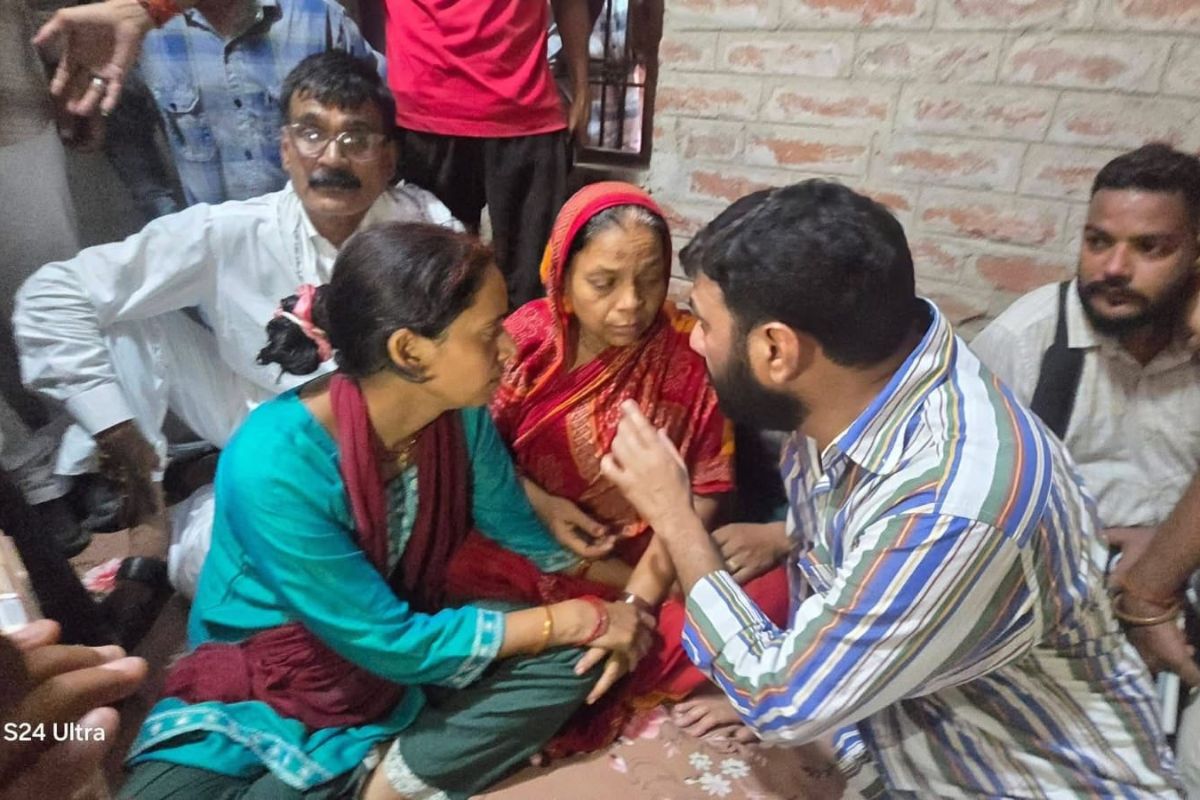 भरत तिवारी के परिजनों से मिले कुचायकोट विधायक पप्पू पांडेय, न्याय दिलाने का दिलाया भरोसा