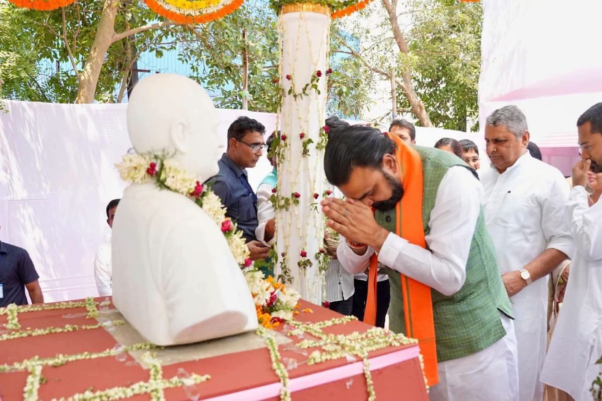 दिग्विजय सिंह की 16वीं पुण्यतिथि पर कई मंत्रियों के साथ जमुई के नयागांव पहुंचे सीएम, समाधि स्थल पर दी श्रद्धांजलि