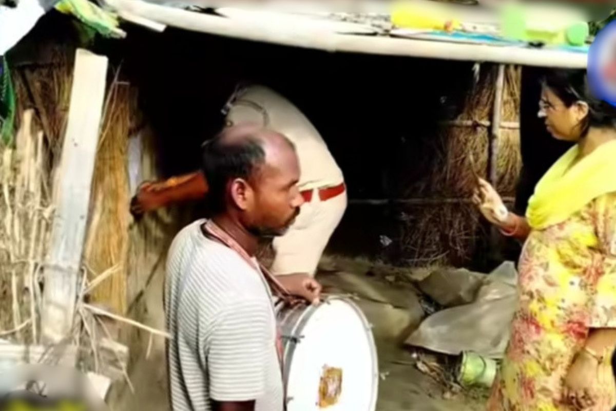 बेगूसराय सामूहिक दुष्कर्म मामले के फरार आरोपी के घर चिपकाया गया नोटिस, सरेंडर नहीं किया तो होगी कुर्की-जब्ती