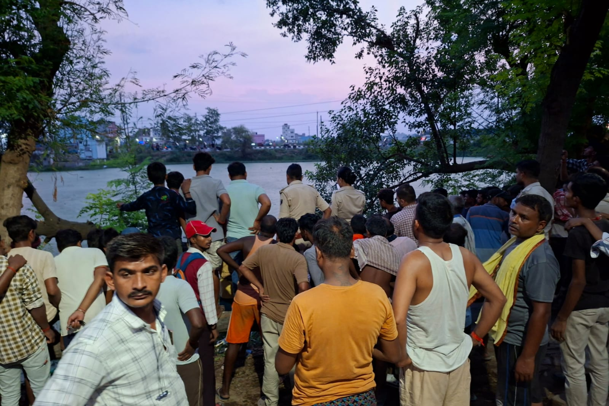 राजगीर के पंडितपुर में बड़ा सस्पेंस! फोरलेन किनारे कीचड़ भरे गड्ढे से मिली लाश; शरीर पर सिर्फ गंजी-लुंगी