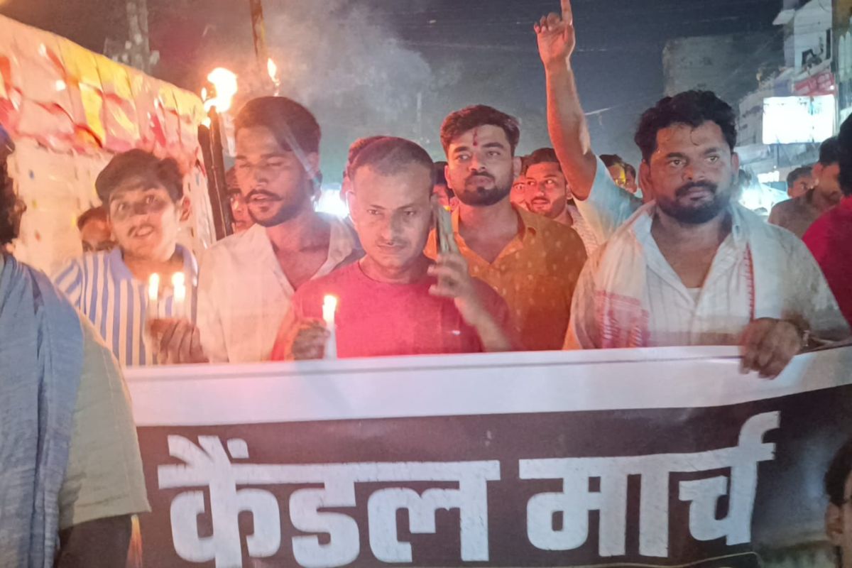 भरत तिवारी को न्याय दिलाने सड़क पर उतरे BJP नेता, सीवान में निकला कैंडिल मार्च