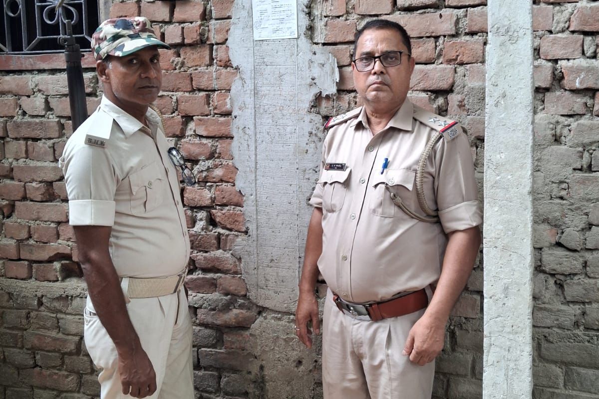 26 किलो गांजा मामले में फरार आरोपी के घर चिपका इश्तहार, झारखंड पुलिस ने वैशाली में दी दबिश