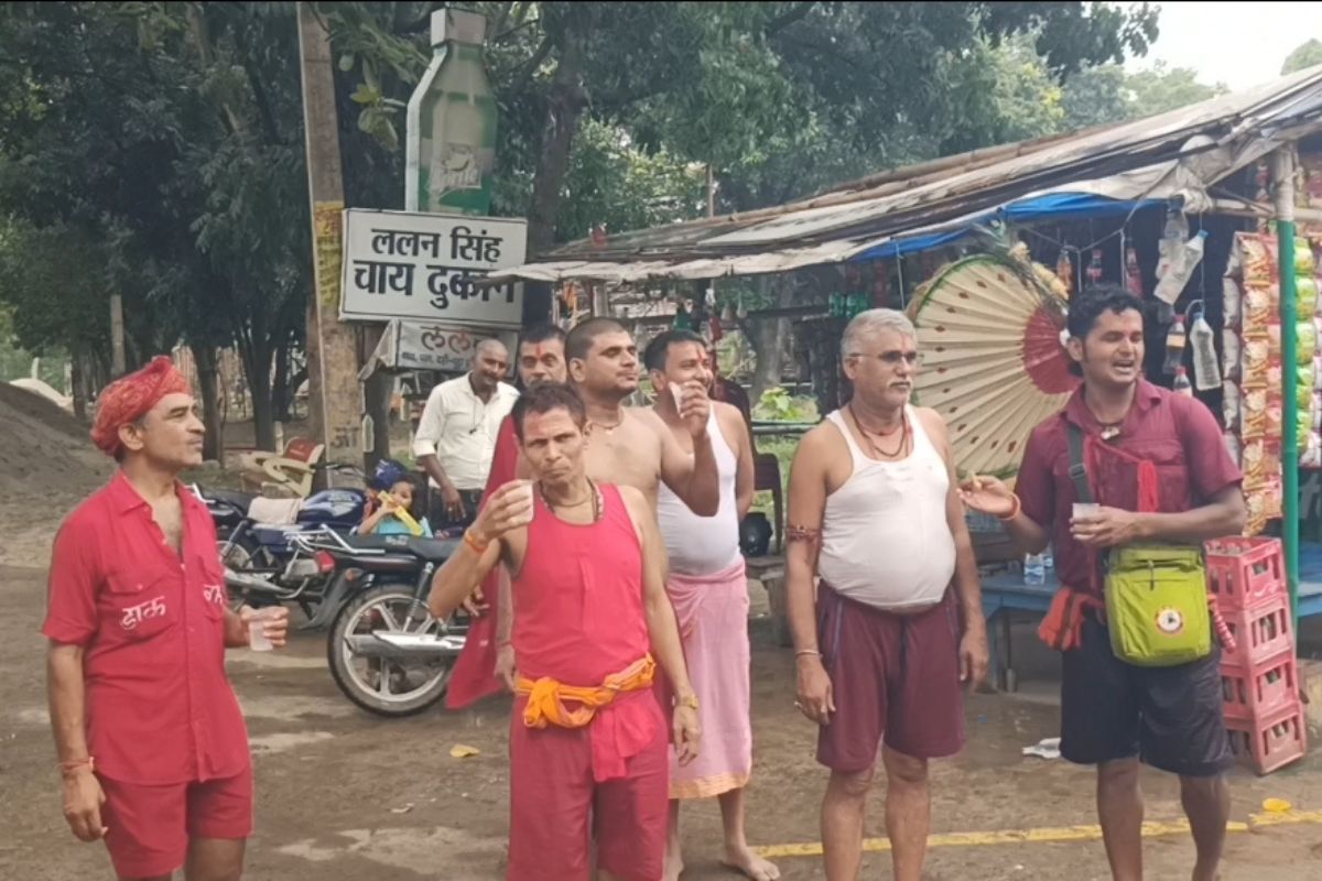 चार फीट का ताड़ से बना पंखा लेकर बाबा धाम रवाना हुए गोलू बम, अनोखी भक्ति बनी आकर्षण का केंद्र