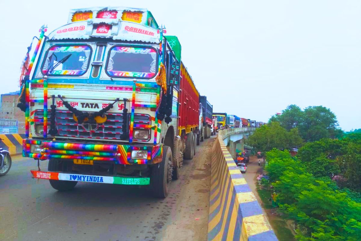 बरियारपुर में विकास की कछुआ चाल का टॉर्चर: फोरलेन अधूरा, NH पर रेंग रही जिंदगी, रोज लग रहा जाम