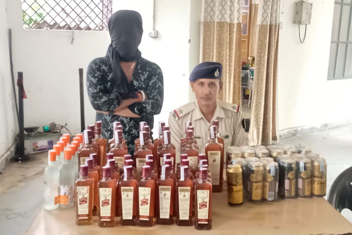 गोविंदपुर में पुलिस को देख भागा टेंपो चालक, खंभे से टकराया वाहन, 36.750 लीटर विदेशी शराब जब्त