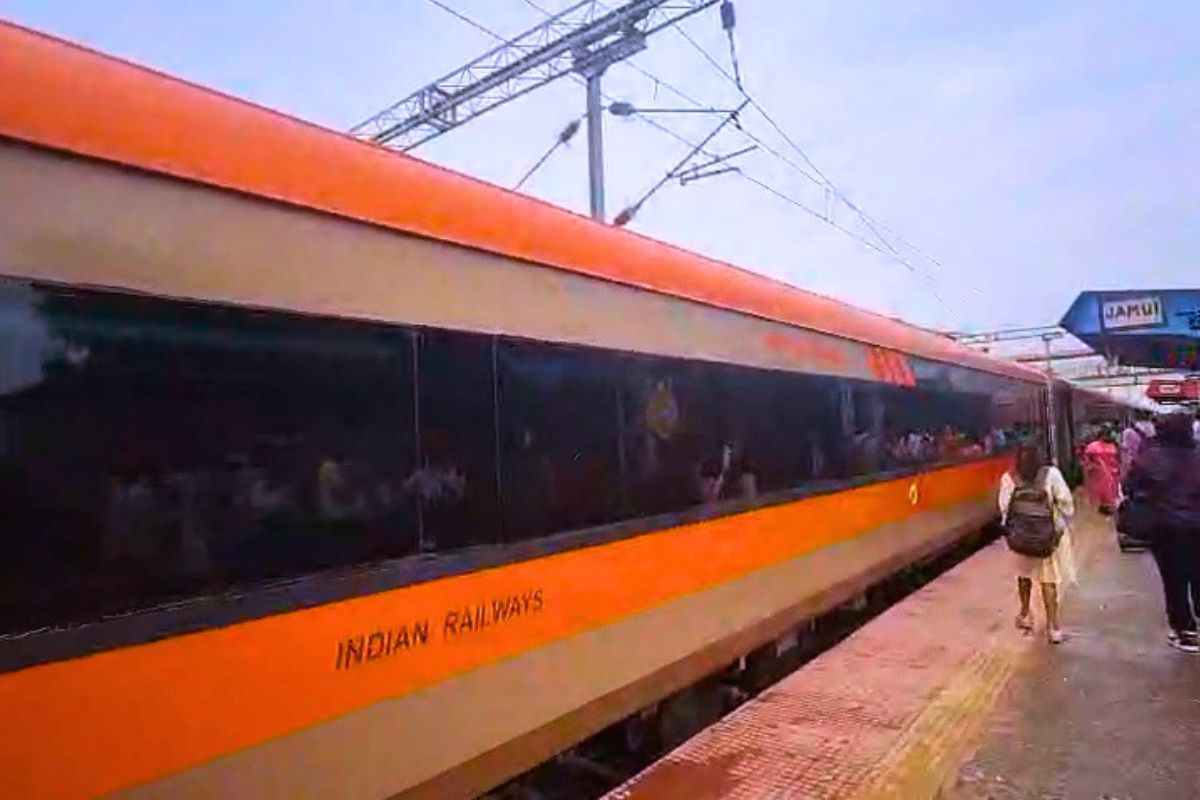 ओवरहेड तार में आयी तकनीकी खराबी, जमुई में दो घंटे तक खड़ी रही वंदे भारत समेत दो ट्रेनें