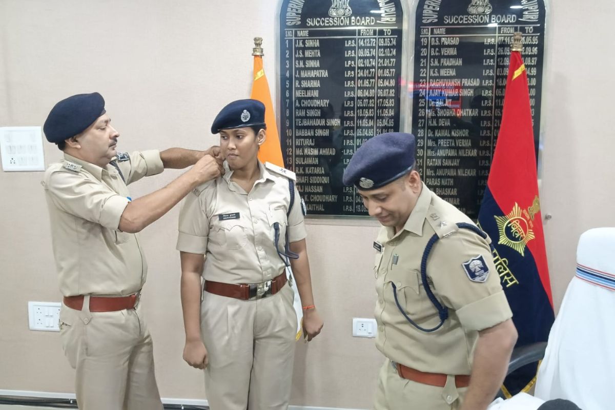 वैशाली में तीन सार्जेंट बने सार्जेंट मेजर, एसपी शुभांक मिश्रा ने कंधों पर लगाए सितारे, जाने पूरी खबर