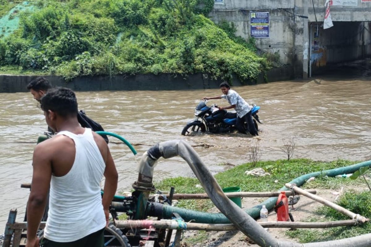 हल्की बारिश में ही जलमग्न हुआ डायवर्जन; पंपिंग सेट से हो रही अस्थायी जल निकासी