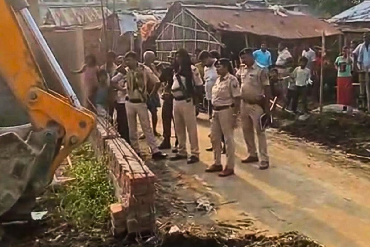 खगड़िया के दिघौन पंचायत में चला बुलडोजर, सरकारी जमीन से हटाया गया अतिक्रमण