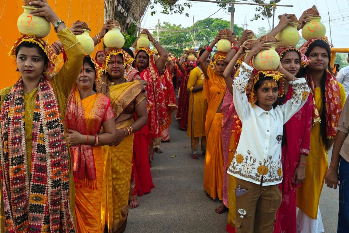 1221 कन्याओं के सिर सजा कलश, माता पार्वती प्राण प्रतिष्ठा महायज्ञ का भव्य शुभारंभ
