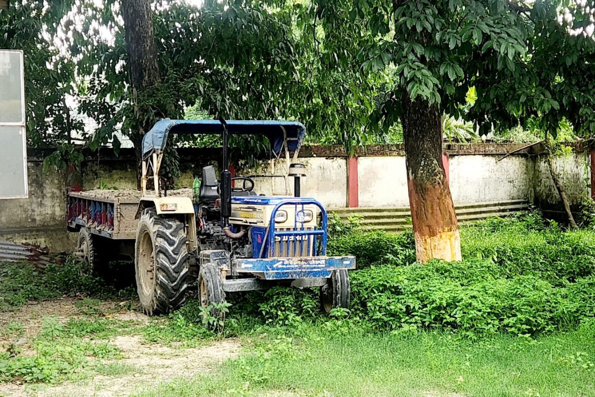 पौआखाली पुलिस ने पकड़ा अवैध खेल, सिमलबाड़ी मार्ग पर बालू लदा ट्रैक्टर जब्त