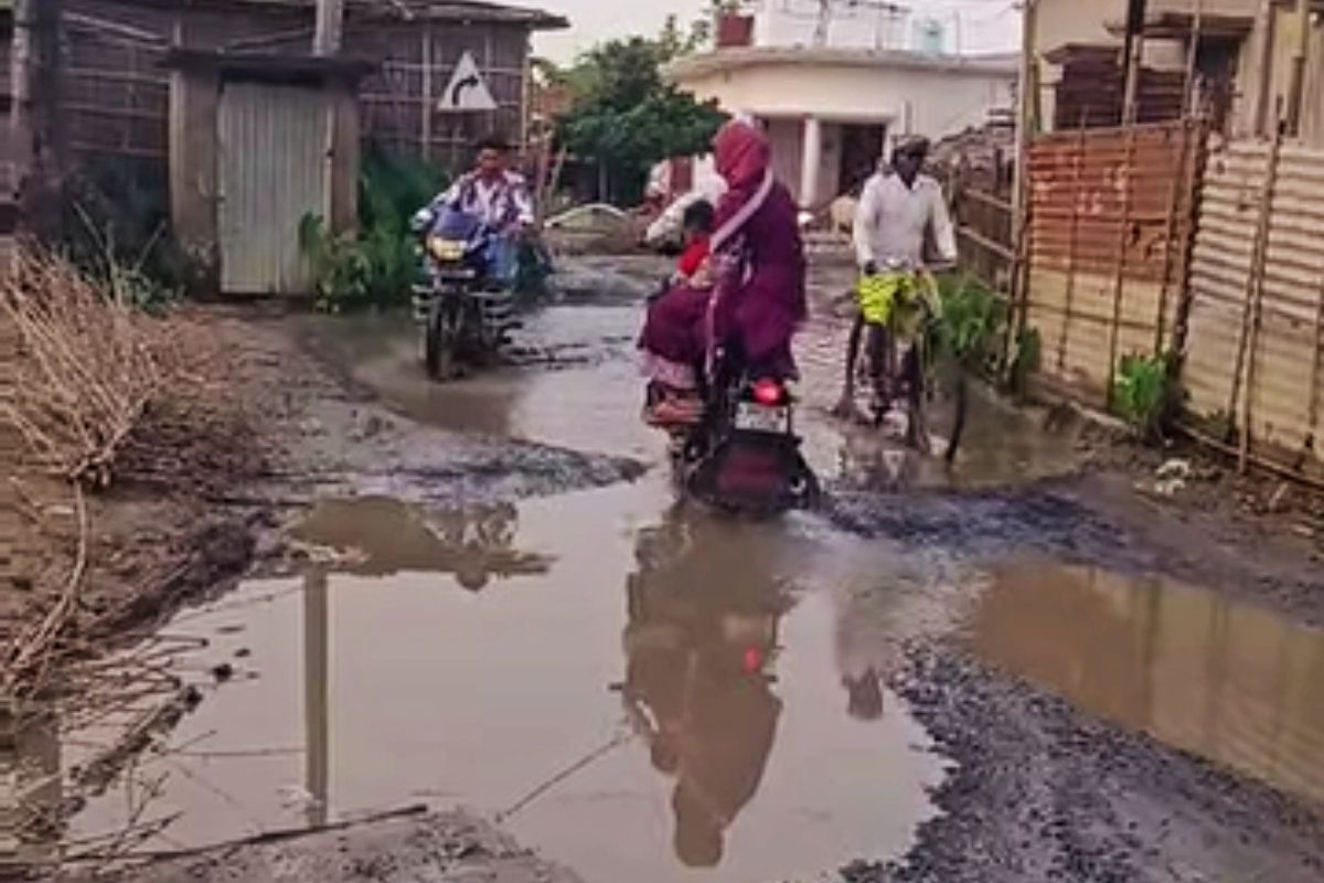 टेढ़ागाछ-बहादुरगंज मुख्य सड़क बनी लाइफ थ्रेटनिंग, प्रधानमंत्री मार्ग के गड्ढों में जलजमाव से बढ़ी दुर्घटनाएं