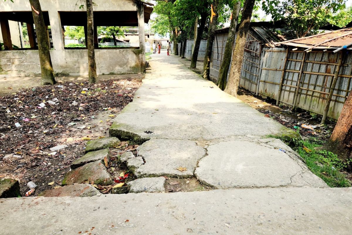 पौआखाली मेला ग्राउंड दुर्गा मंदिर के सामने क्षतिग्रस्त कलभर्ट से राहगीर परेशान