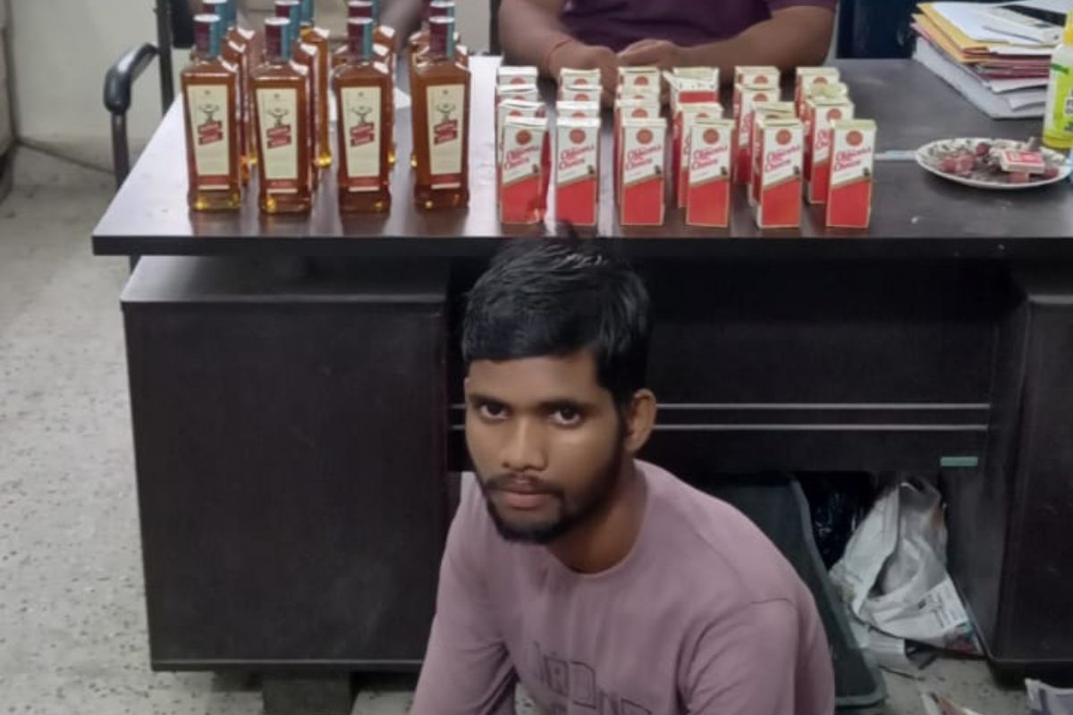 किशनगंज में ब्लॉक चौक पर विदेशी शराब के साथ तस्कर गिरफ्तार, बाइक जब्त