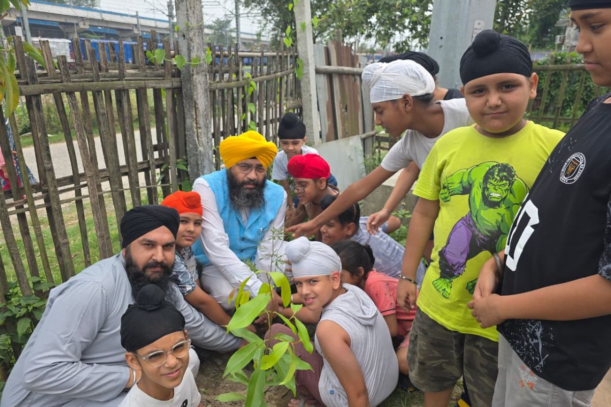 विश्व पर्यावरण दिवस पर किशनगंज गुरुद्वारा में पौधरोपण