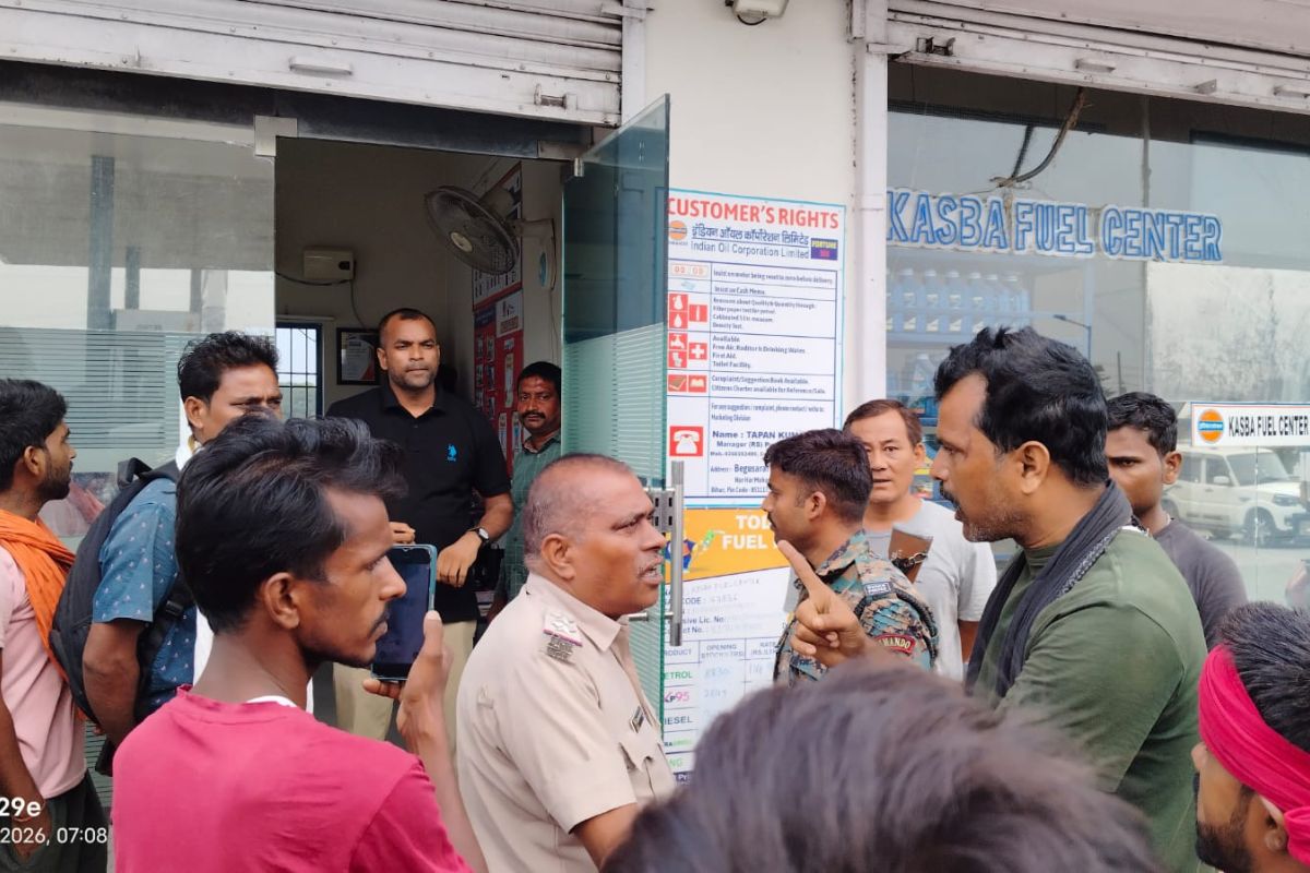 कसबा NH-27 पर परिवहन विभाग की जांच से भागने में मक्का लदा ट्रैक्टर पलटा