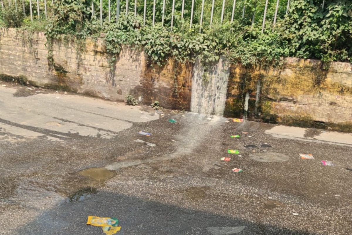 जमालपुर के जुबली वेल-स्टेशन रोड पर बह रहा शौचालय का दुर्गंधयुक्त पानी