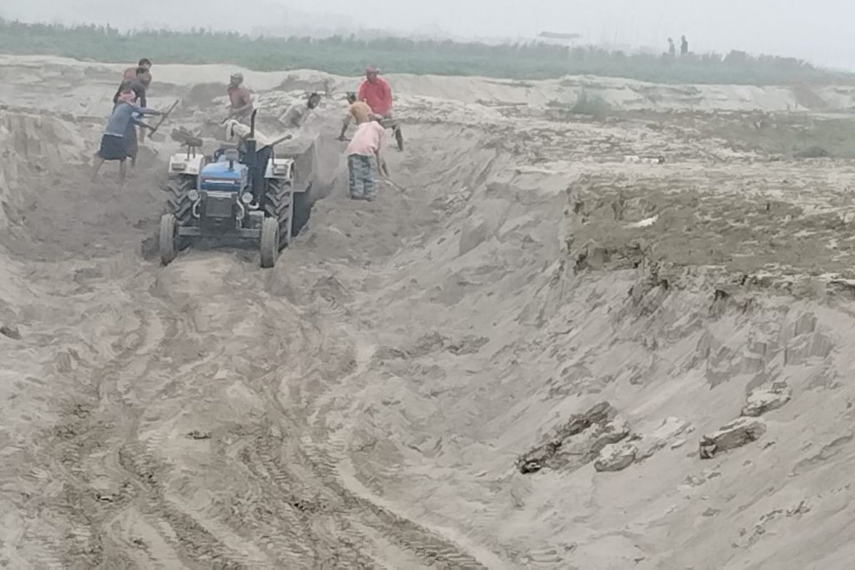 नदियों के किनारे मिट्टी माफिया का तांडव, कटाव के मुहाने पर अमदाबाद