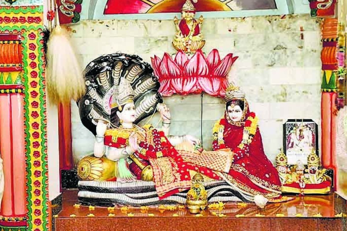 भयहरण स्थान और ठाकुरबाड़ी में सुबह से विशेष पूजा, अष्टकमल मंदिर में उमड़े श्रद्धालु