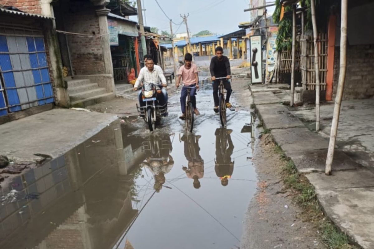 फलका हाट जाने वाली सड़क पर जलजमाव से बढ़ी परेशानी, राहगीरों में नाराजगी