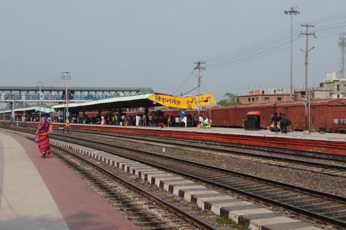 किशनगंज स्टेशन पर ट्रेनों की लेटलतीफी से यात्री हलकान
