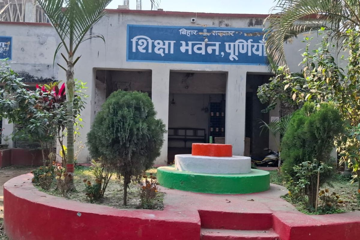 पूर्णिया DEO की बड़ी कार्रवाई: श्रीनगर और केनगर प्रखंड के दो प्रधानाध्यापक निलंबित
