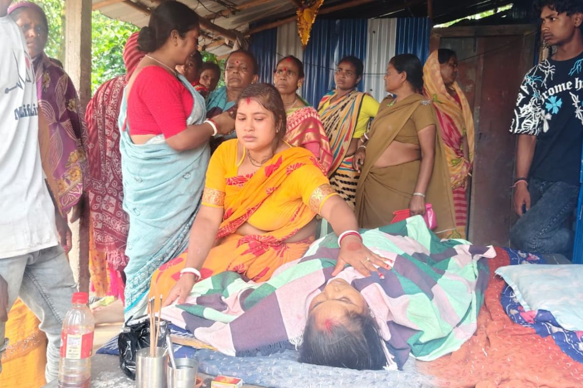 छत्तरगाछ में पति ने पीट-पीट कर की पत्नी की हत्या, फंदे से लटकाया शव