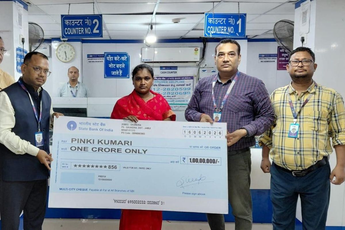 शहीद जवान के परिवार के साथ खड़ा हुआ SBI, पत्नी को सौंपा 1 करोड़ रुपये का चेक