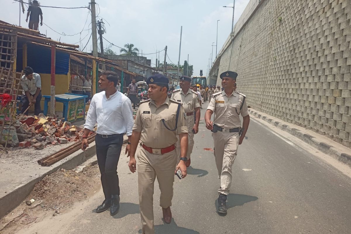 NH 327E किनारे से हटाया गया अवैध अतिक्रमण; नोटिस के बाद भी खाली न करने पर हुई कार्रवाई