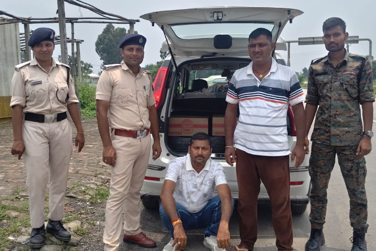 किशनगंज में शराब तस्करी नाकाम, कार से 204 लीटर शराब बरामद, तस्कर गिरफ्तार