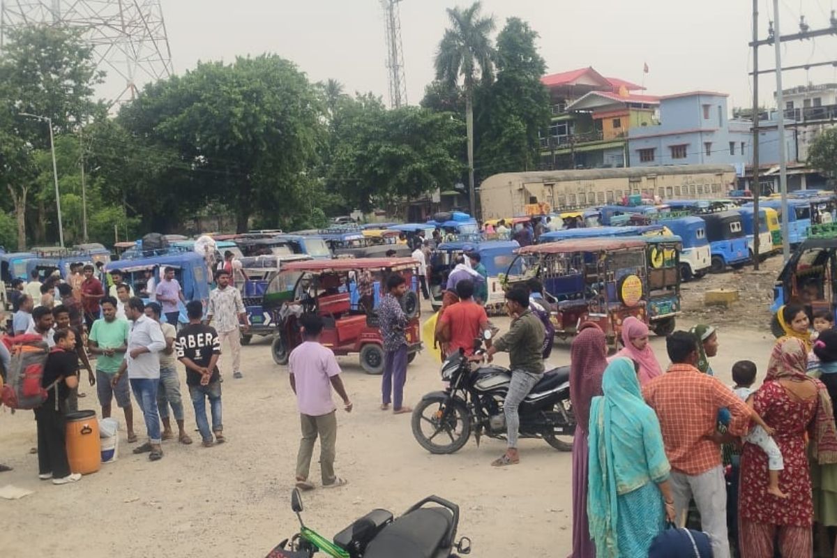ठाकुरगंज में टोटो की बढ़ती संख्या से चरमराई यातायात व्यवस्था, रेलवे स्टेशन पर पार्किंग ठप होने से बढ़ा संकट