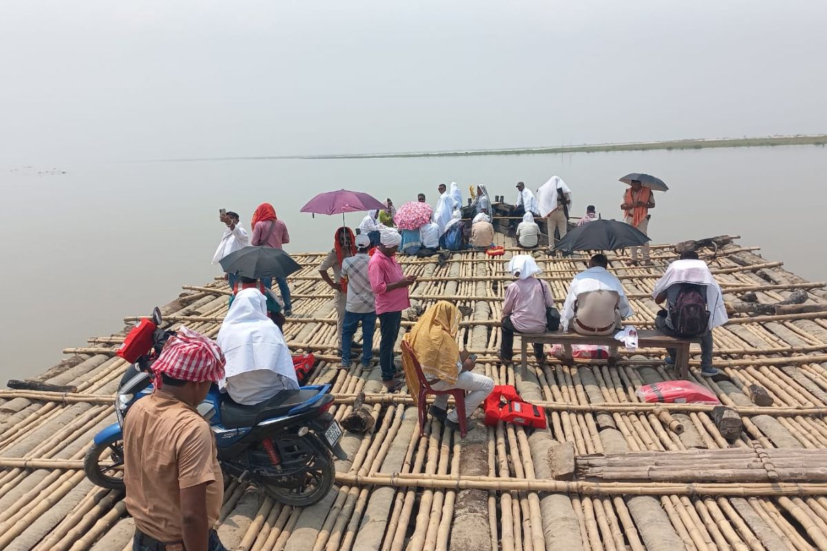 बरारी में ‘सहयोग शिविर’ के लिए 2 घंटे की खौफनाक नाव यात्रा, भीषण लू से महिला डॉक्टर सहित कई कर्मी बीमार, ड्रेनेज-पुल की मांग तेज