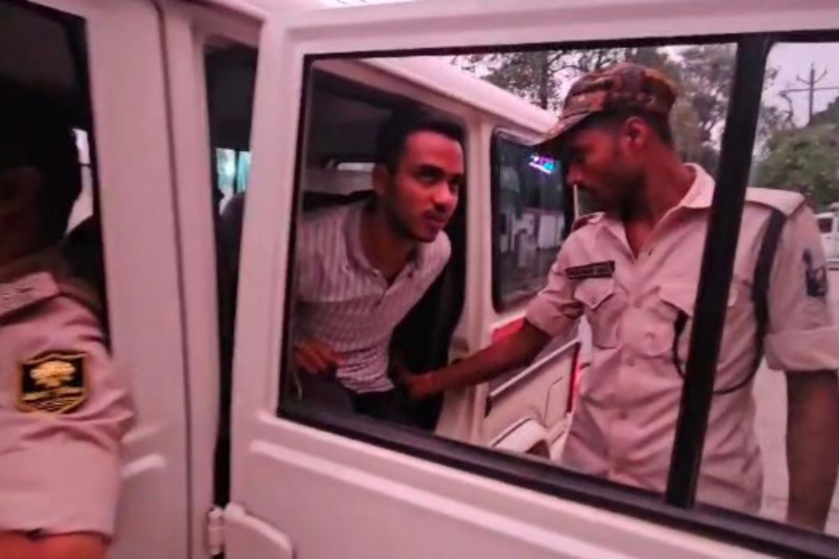 कटिहार पुलिस लाइन में फर्जी सिपाही गिरफ्तार, बैग से वर्दी, जूते और ड्यूटी कार्ड बरामद