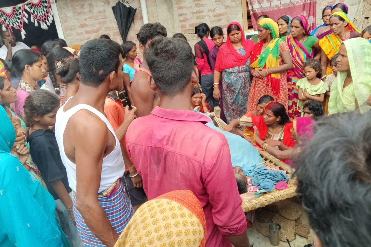 बारिश में भीगी दीवार बनी मौत का कारण, करंट लगने से किराना दुकानदार की मौत
