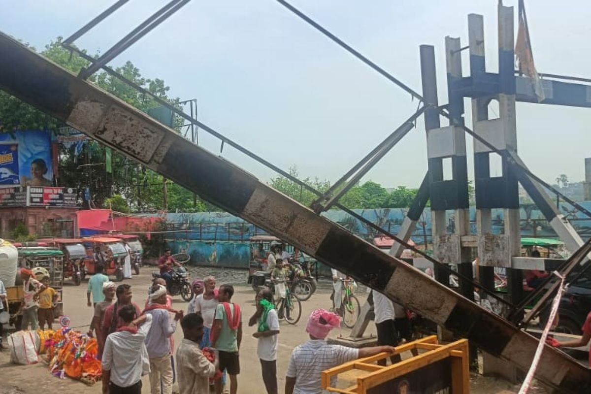 स्पीड ब्रेकर भी नहीं रोक पा रहे ओवरलोड वाहनों का कहर, टूटा रेलवे पुल का बैरियर
