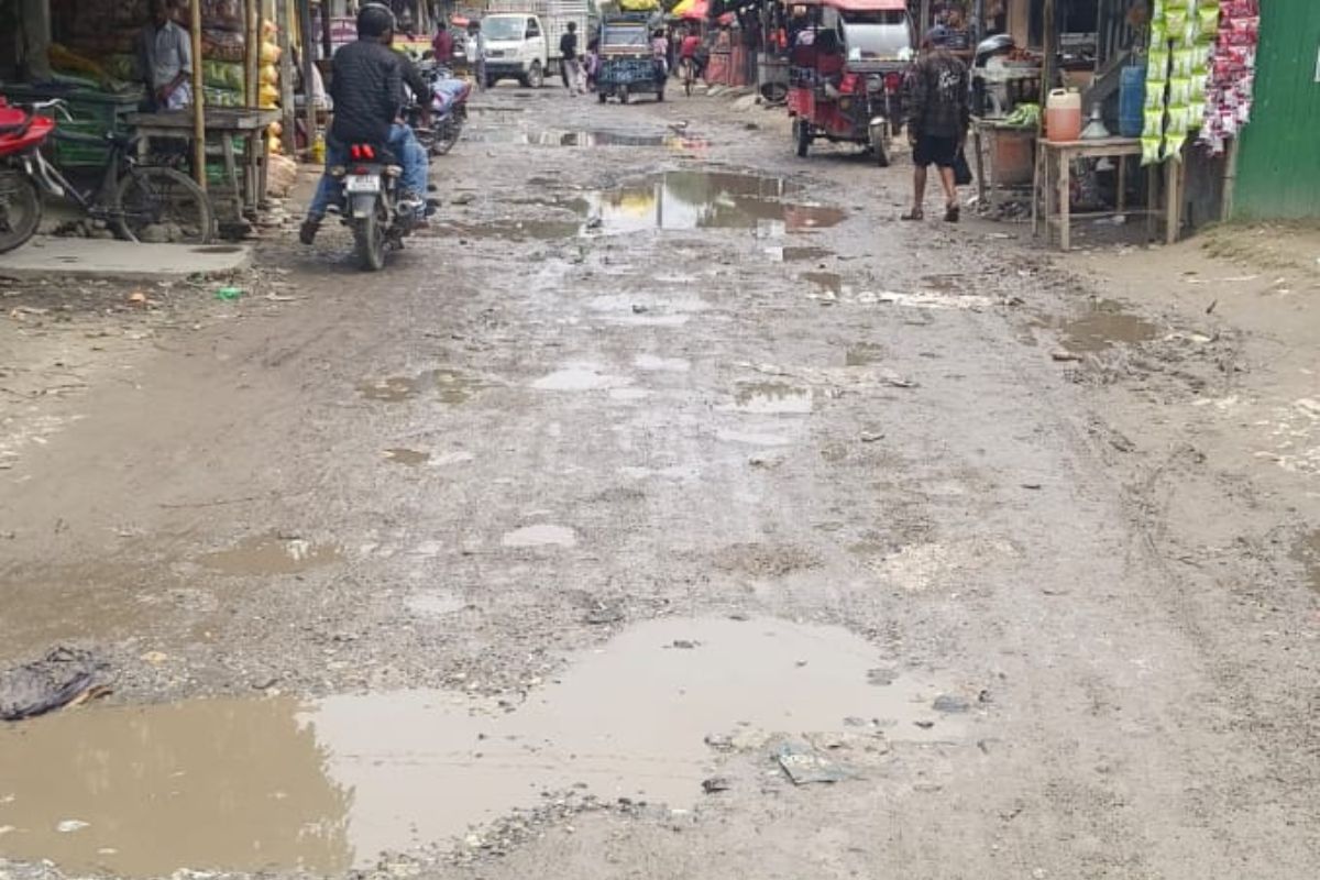 गड्ढों में दफन विकास: अमलझाड़ी-गरीबनवाज चौक सड़क बनी ग्रामीणों की बड़ी परेशानी