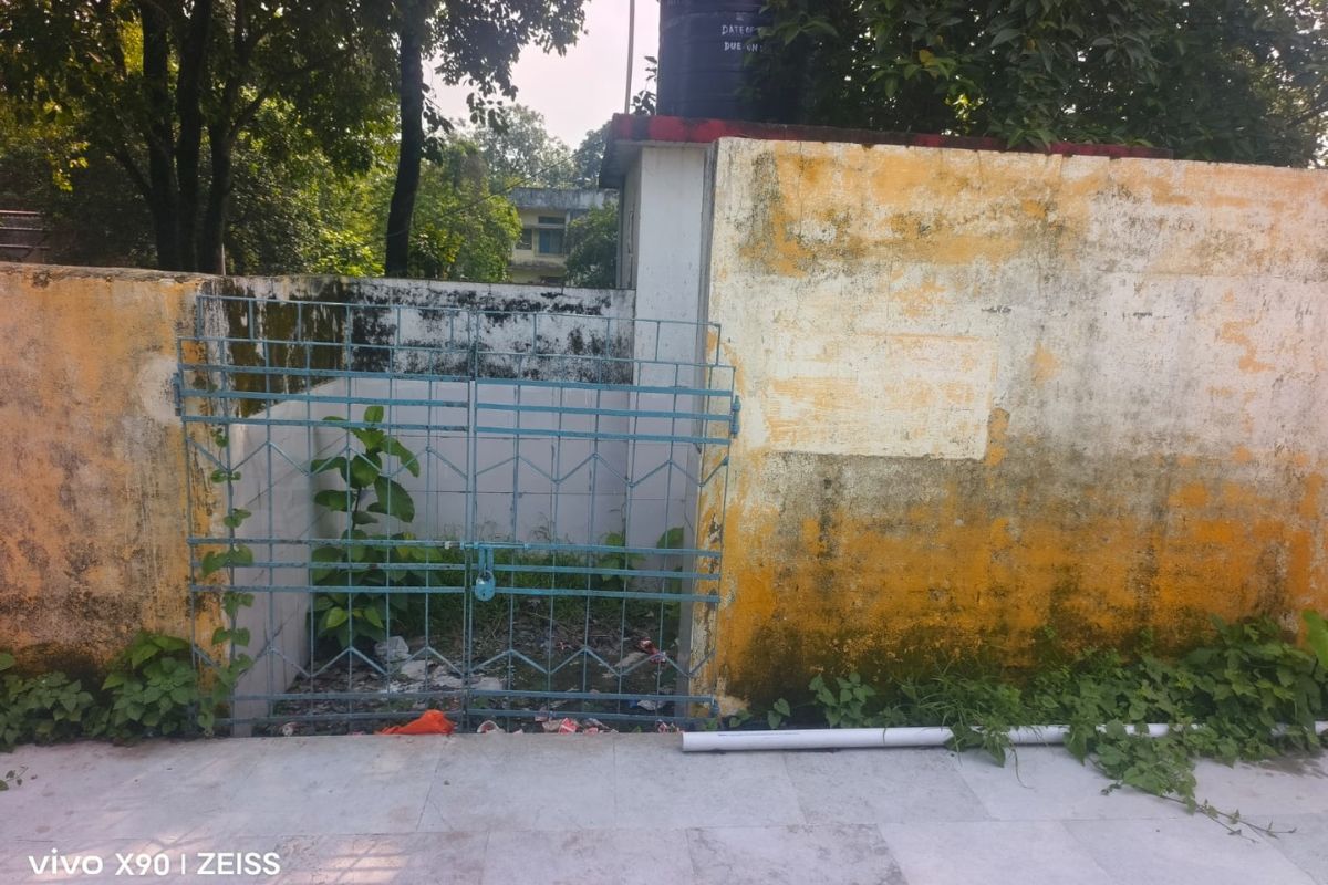 ट्रेन के शौचालय में गंदगी, स्टेशन के शौचालय पर ताला, आखिर यात्रियों की पीड़ा सुनेगा कौन?