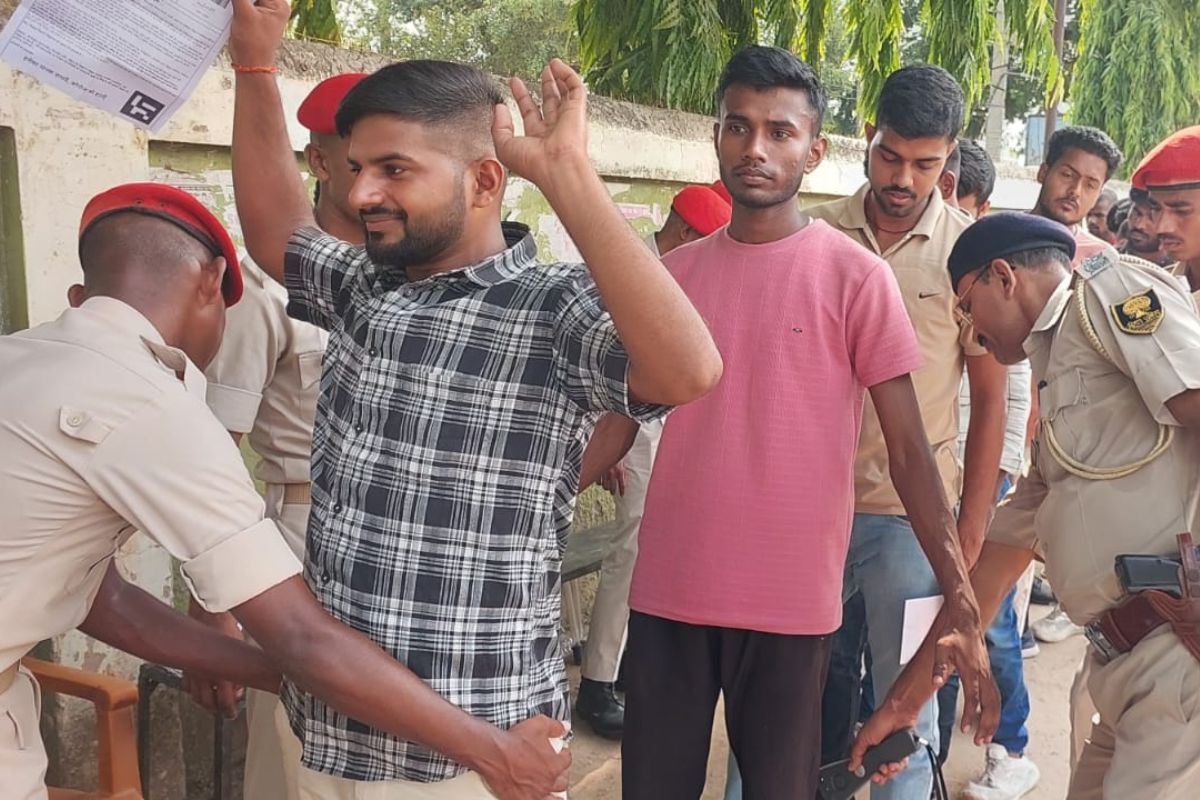 सिपाही भर्ती परीक्षा में लापरवाही पर डीएम सख्त, दो अधिकारियों से मांगा जवाब