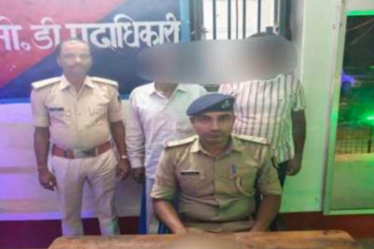 पुलिस ने 105 ग्राम स्मैक के साथ दो तस्करों को किया गिरफ्तार, मोटरसाइकिल जब्त