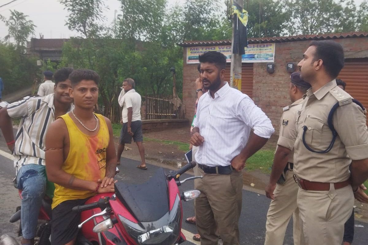 हेलमेट नहीं तो कार्रवाई, सघन जांच में 66 हजार रुपये का जुर्माना