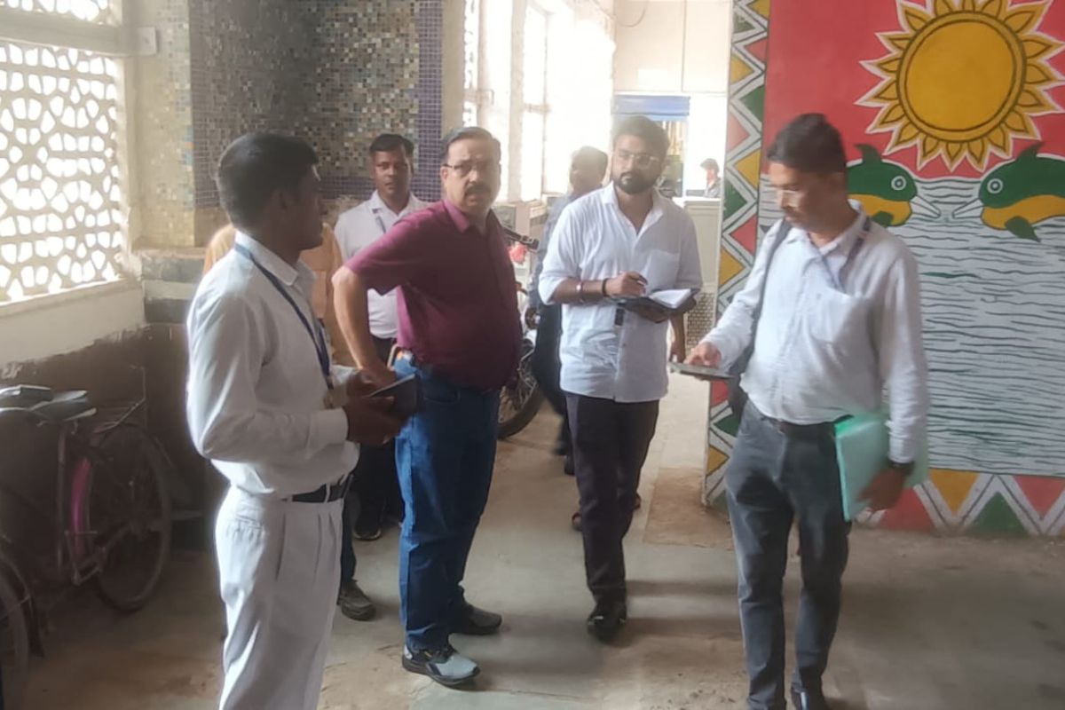 जमालपुर स्टेशन पर मालदा डिवीजन के सीनियर डीसीएम का औचक निरीक्षण