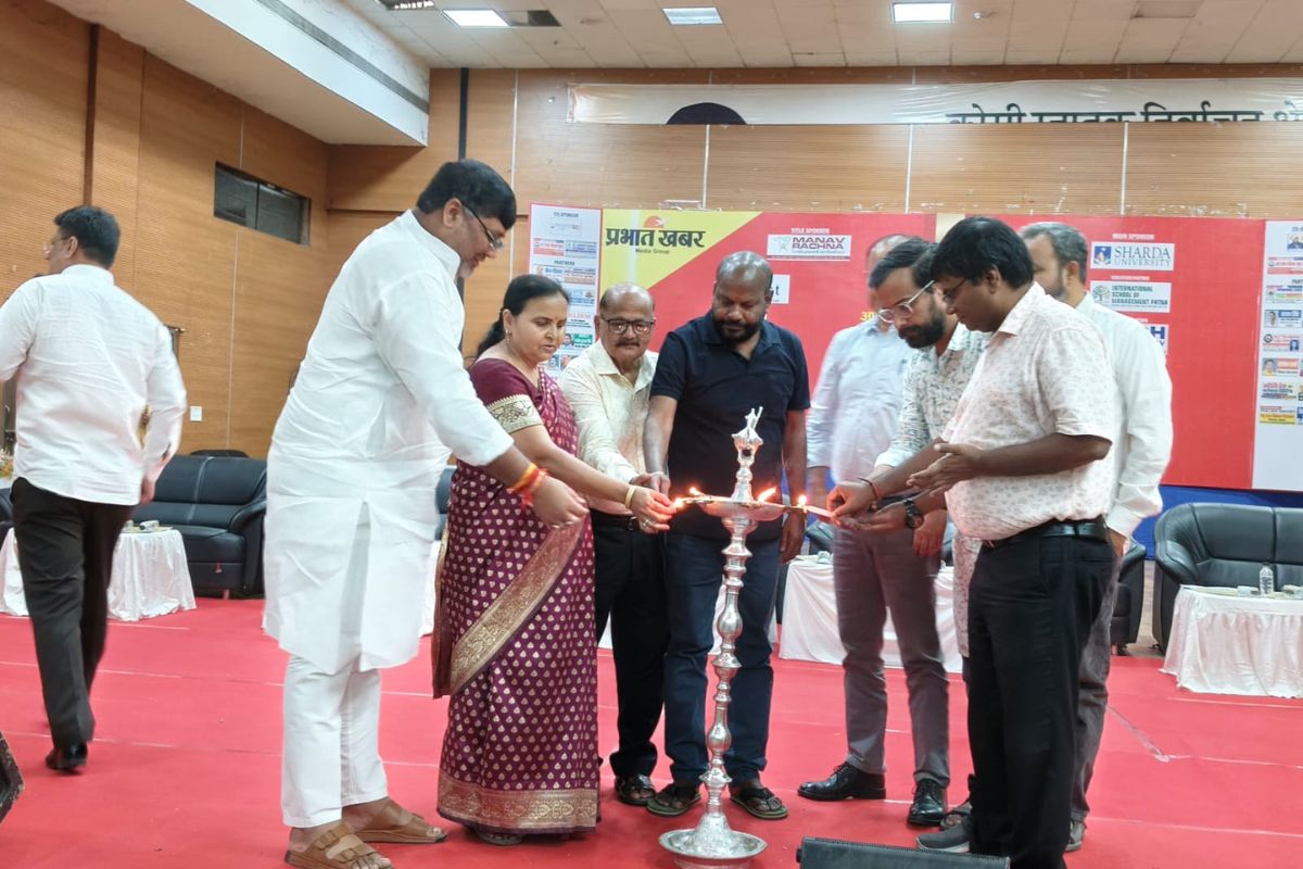 प्रभात खबर प्रतिभा सम्मान समारोह में मेधावियों का हुआ सम्मान, मेडल पाकर खिले चेहरे