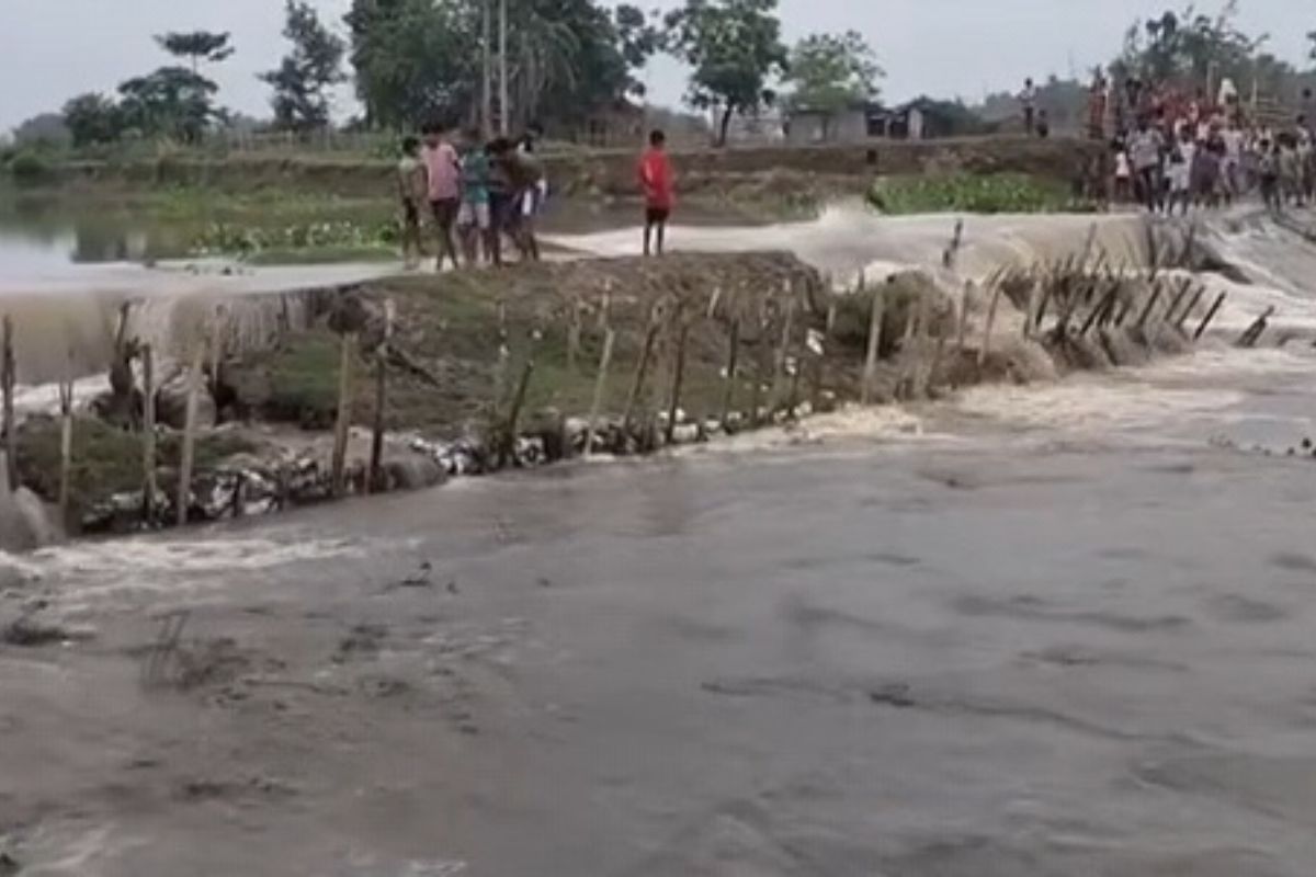 मानसून व नेपाल की बारिश से नदियां बौरायीं, भागताहिर गांव में सुरक्षा बांध बहा; टापू में तब्दील हुए कई इलाके