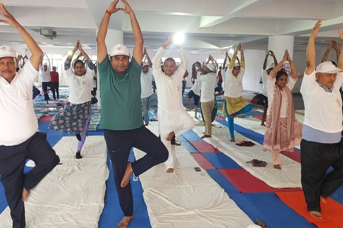 अधिकारियों और चिकित्सकों ने किया सामूहिक योग, स्वस्थ जीवन का दिया संदेश