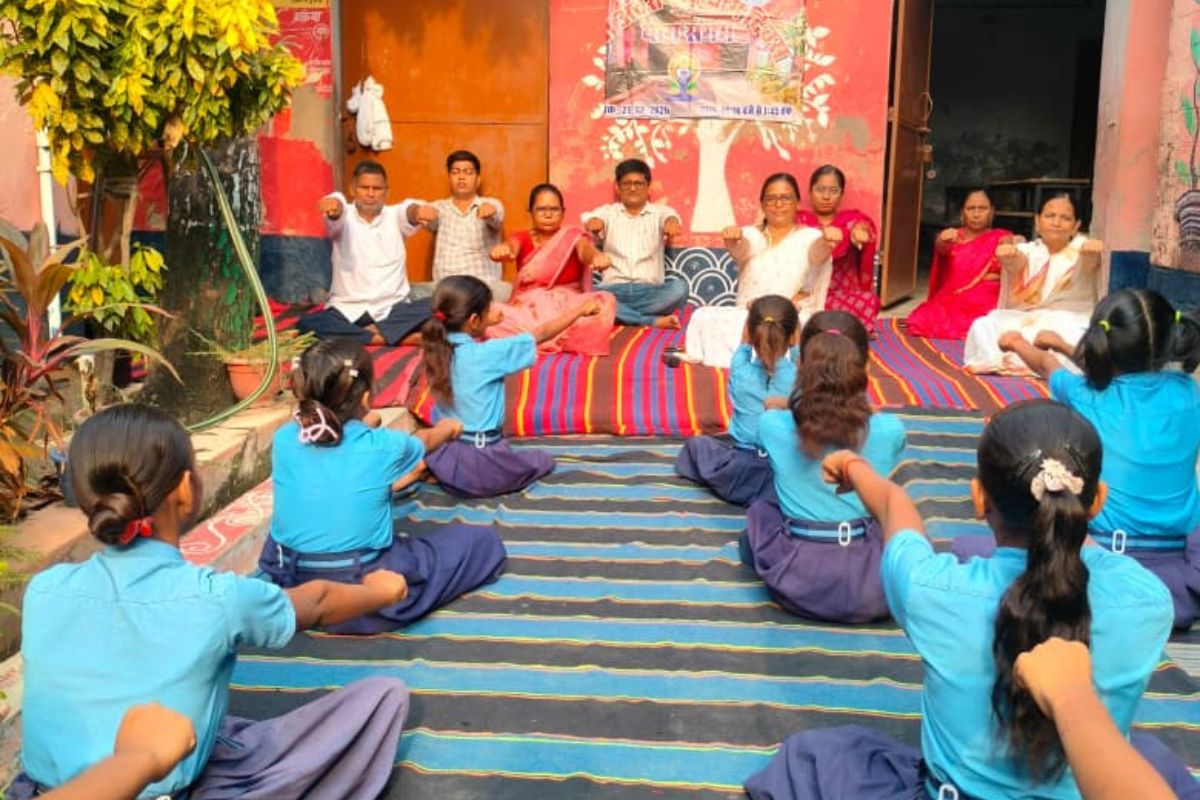 स्कूल में बच्चों ने सीखा निरोग जीवन का मंत्र, योग से जुड़ने का लिया संकल्प