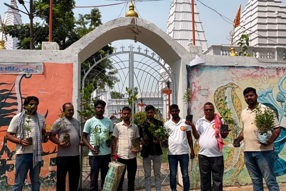 शिव मंदिर परिसर में चला पौधारोपण अभियान, हरियाली और पर्यावरण संरक्षण का लिया संकल्प